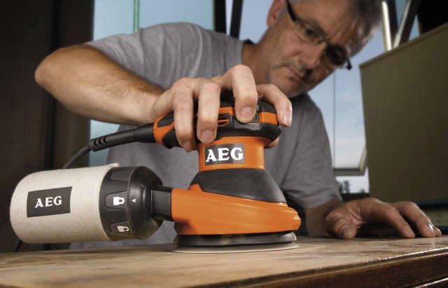 Ексцентрикова шліфувальна машина AEG EX 125 ES