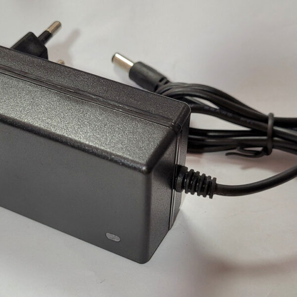 Зарядний пристрій для шурупокрута 16,8V DC