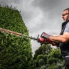 Кущоріз акумуляторний безщітковий MILWAUKEE, M18 FHET60G2-802, лезо 60см (зарядний пристрій M12-18 FC, 2 акумулятори М18 FВ8 8Аг